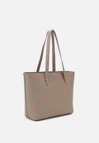 Beige kunstlæder skuldertaske med to lange hanke, hardware i guldfarve og en struktureret rektangulær form. Glat tekstur med syningsdetaljer.