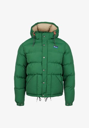 Zielona kurtka puchowa z kapturem, zatrzaskami i sznurkami. Posiada dwie przednie kieszenie i kontrastową beżową podszewkę.