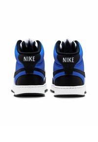 Sneakers high-top blu e neri con suole bianche; presenta il marchio "Nike" in bianco sul tallone. Materiali lucidi e testurizzati utilizzati.