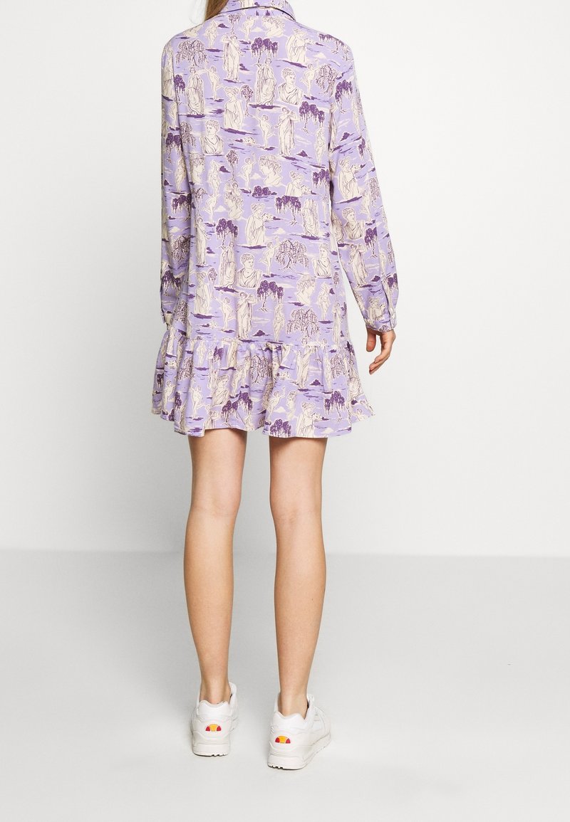 Robe longue à manches longues violet avec un ourlet volanté et un motif de figures classiques répétées, fabriquée en tissu léger au toucher doux.