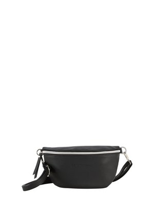 Sac bandoulière en cuir noir avec une fermeture éclair argentée et une sangle amovible sur fond blanc.