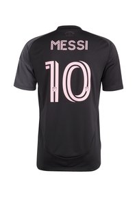 Crna nogometna majica kratkih rukava, s okruglim dekolteom i ružičastim ispisanim tekstom "MESSI" s brojem "10" na leđima.