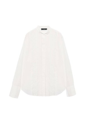 Camisa blanca de manga larga con cuello redondeado, que presenta un detallado texturizado en la parte frontal y cierre de botones. Tejido suave con un corte regular.