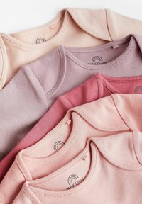 Penkių kūdikio marškinėlių komplektas, įvairių rožinių ir mauve atspalvių. Pagaminti iš minkštos medvilnės, su apvaliais kaklais ir siūlėmis.