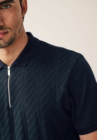 Next TEXTURED - Polotričko - black vertical