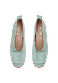 Mintgroene suède schoenen met een open teen en een strikaccent aan de voorkant. Soepele binnenvoering en een platte zool. Geen zichtbare hardware.