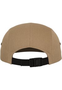 Khaki värvi pesapallimüts, millel on ümar kroon, taga reguleeritav must rihm ja tekstureeritud kangas. Pole nähtavaid logosid ega mustreid.