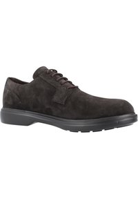 Scarpe stringate in suede marrone scuro con punta arrotondata, texture liscia e suola bassa in gomma nera. Design minimalista senza modelli visibili.