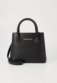 Czarna skórzana torebka z dwoma krótkimi uchwytami i odpinanym paskiem na ramię. Na przodzie znajduje się złote logo „VALENTINO”, a torebka ma usztywniony kształt.