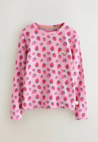 Roza dolga majica z rebrasto teksturo, poslikana s celotnim potiskom jagod in majhno vezenino mavrice na prsih.