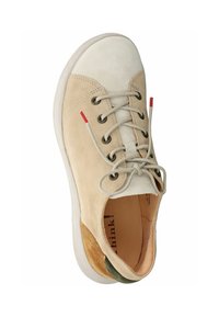 Zapatillas de ante y cuero con una parte superior beige, suela de goma blanca y acentos de color contrastantes en el talón. Los cordones y ojales son visibles.