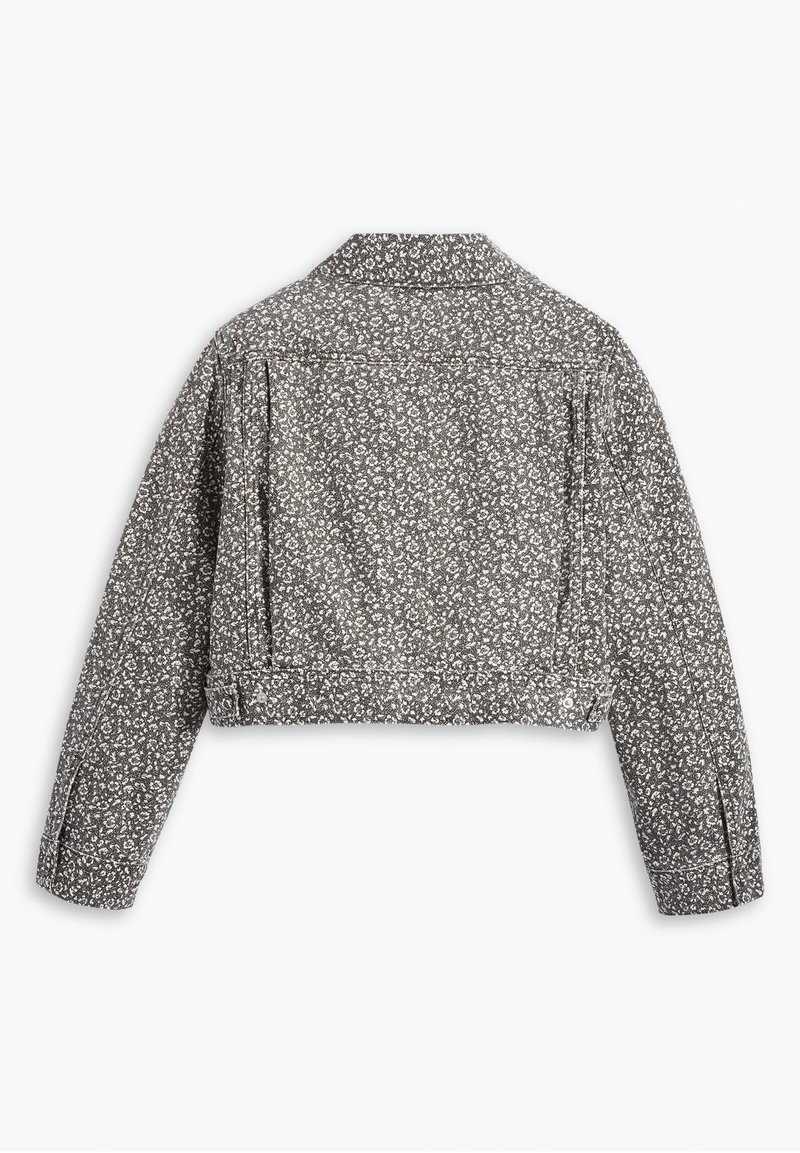 Chaqueta de estampado floral en blanco y negro, recortada, con cuello, mangas largas y puños abotonados. Tejido texturizado con un patrón sutil.