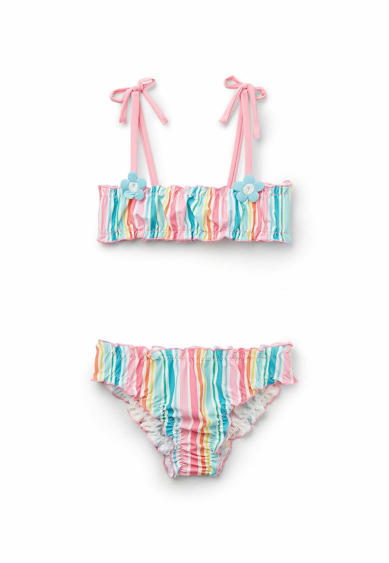 Maillot de bain deux pièces rayé dans des couleurs pastel, avec des bords volants, des bretelles à nouer et des accents floraux sur le haut, accompagné d'un bas volant assorti.