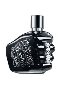 Bouteille noire en forme de poing avec un bouchon métallique, ornée d'un script blanc portant la mention "Only the Brave Tattoo" et d'un logo "DIESEL" en gras.