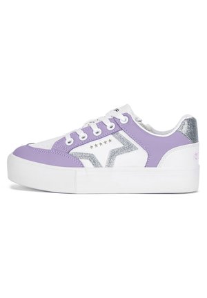 Fioletowo-biały sneaker z brokatowym, srebrnym akcentem, ozdobami w kształcie gwiazdek, okrągłymi sznurowadłami oraz teksturowaną gumową podeszwą.