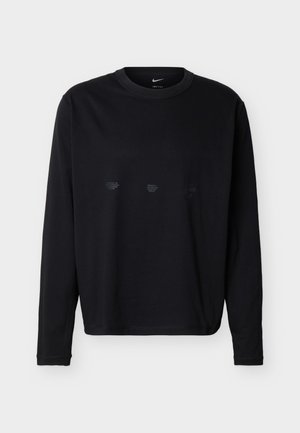 Μαύρο μπλουζάκι Nike Dri-FIT με μακριά μανίκια και στρογγυλή λαιμόκοψη, εμφανίζεται σε λευκό φόντο, εμπρός όψη, χωρίς μοτίβα ή ορατά λογότυπα.
