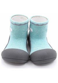 Calcetines para niños pequeños en azul y gris con una textura suave. Tienen suelas de goma grises y adorables acentos blancos sobre el área de los dedos.