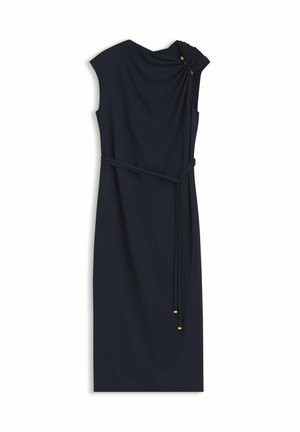 Ärmelloses, marineblaues Midikleid mit gerafften Details und kleinen goldenen Knöpfen an der Schulter, mit einem dünnen gebundenen Gürtel in der Taille.