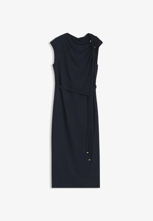 Ärmelloses, marineblaues Midikleid mit gerafften Details und kleinen goldenen Knöpfen an der Schulter, mit einem dünnen gebundenen Gürtel in der Taille.