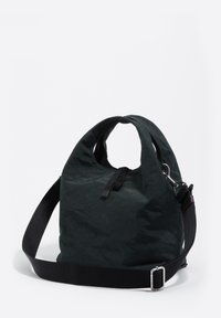 Czarna nylonowa torba o gładkim, zaokrąglonym kształcie, z dwoma uchwytami i regulowanym paskiem. Posiada teksturowaną, pomarszczoną powierzchnię.