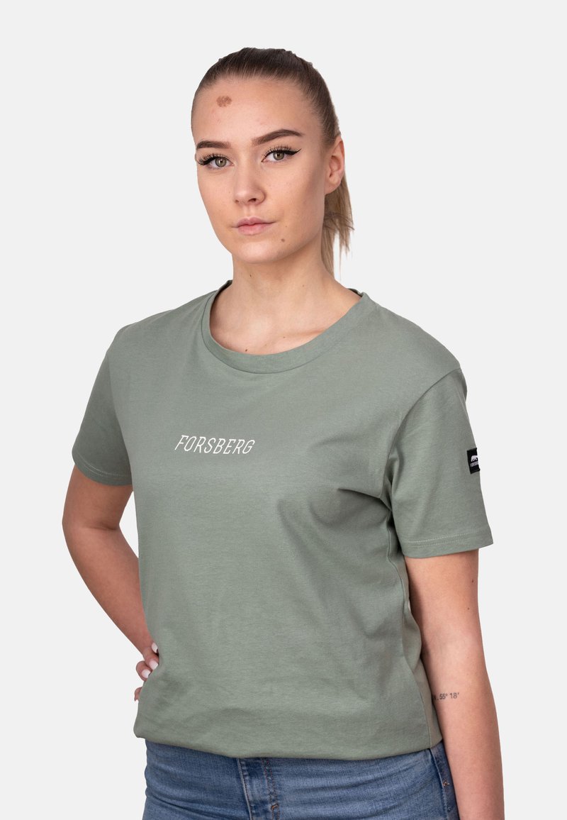 Camiseta de algodón gris-verde con mangas cortas, escote redondo y texto blanco "FORSBERG" en la parte delantera. Detalle de marca negro en la manga.