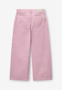 Pantalons en velours côtelé rose à jambes larges avec deux poches arrière, texture de côtes verticales visibles et une conception simple de la taille.