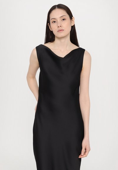Vestido negro sin mangas con escote en forma de V, hecho de una suave tela de satén. Cuenta con una silueta ajustada y un sutil brillo.