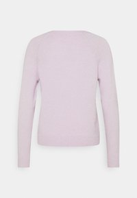 Pull léger lavande, fabriqué en matériau doux, comportant des manches longues, un col rond, et des poignets et ourlets côtelés. Vue arrière affichée.