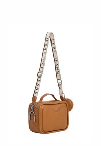 Bolso de cuero marrón con un diseño rectangular, dos compartimentos con cremallera y una correa de hombro texturizada marcada "PEPE JEANS." Acabado con un detalle circular.
