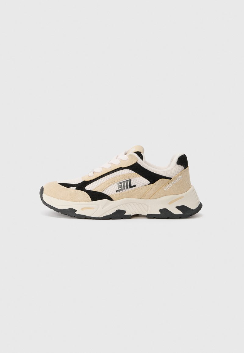 Beige og svarte joggesko laget av en kombinasjon av mesh- og semsket skinn. Har en hvit gummisåle og rosa lisser, med logo på siden.