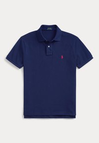 Navyblauw poloshirt met korte mouwen, kraag, twee knoopsluiting en klein rood geborduurd logo op de linkerborst.