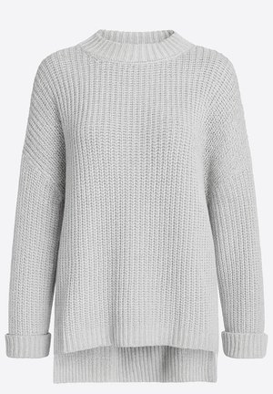 Szary sweter dziany o grubym splocie, z wysokim kołnierzem, opuszczonymi ramionami i ściągaczami na rękawach. Posiada dłuższy tylny brzeg.