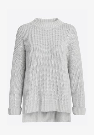 Szary sweter dziany o grubym splocie, z wysokim kołnierzem, opuszczonymi ramionami i ściągaczami na rękawach. Posiada dłuższy tylny brzeg.