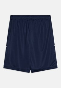 Tumsnējdzilas sporta šorti ar elastīgu jostu, izgatavoti no viegla, elpojoša materiāla ar smalkām sānu svītrām.