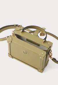 Borsa a mano rettangolare in pelle verde oliva con hardware dorato, manico superiore, tracolla rimovibile e scomparto principale parzialmente aperto.