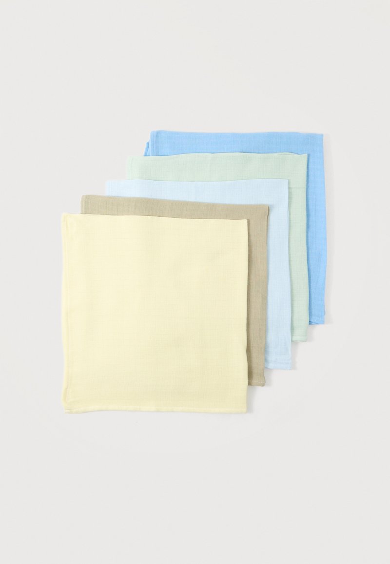 Vijf netjes gevouwen vierkante doeken in pastelgeel, beige, lichtblauw, muntgroen en luchtblauw, overlappend gestapeld op een witte achtergrond.