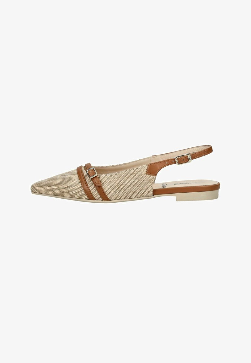 Chaussure plate à bout pointu en tissu beige avec brides en cuir marron et détails de boucle sur fond blanc.