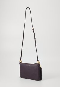 Borsa a tracolla in pelle viola con superficie testurizzata, dettagli in metallo dorato, tracolla regolabile e chiusura con zip. Forma rettangolare compatta.
