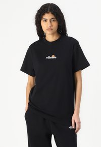 Sort bomulds t-shirt med korte ærmer, rund halsudskæring og et lille hvidt og orange "ellesse" logo på brystet. Enkel design, afslappet pasform.