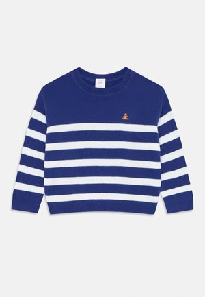 Granatowo-biały, paskowany sweter z długim rękawem, okrągłym dekoltem i małym brązowym emblematem niedźwiedzia na lewej piersi.