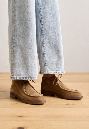 Sportieve veterschoenen - camel