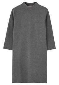 Robe-pull grise en maille avec manches trois-quarts et col rond haut, présentée sur un fond blanc.