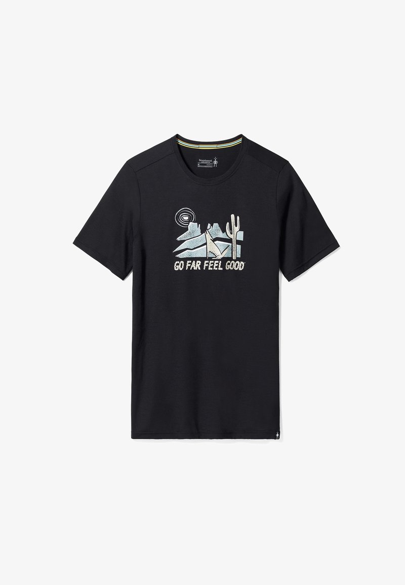 Schwarzes T-Shirt mit kurzen Ärmeln und Wüstenlandschaftsgrafik, die Kaktus, Berge, Sonne und den Text "GO FAR FEEL GOOD" in der Mitte vorne zeigt.