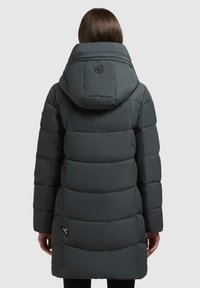 Grå pufferjakke med høj hætte, quiltet design, synlig syninger og en sidelogoetiket, med en længde til midt på låret og lange ærmer.