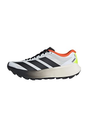 Adidas Terrex schoenen in wit met zwarte strepen, oranje hielaccenten, lichtgewicht ontwerp, textuurzool en een stevige zwarte rubberen zool.