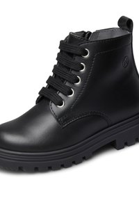 Stivale in pelle nera con lacci, suola spessa e rigata, occhielli in metallo e linguetta sul retro, mostrato di lato.