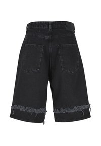 Shorts en denim noir vus de dos, avec deux poches arrière et des ourlets effilochés sur chaque jambe.