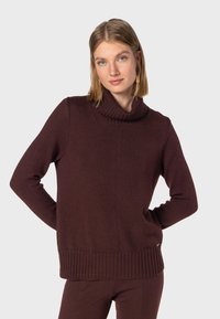 Burgunderfarbener Strickpullover mit hohem, geripptem Kragen sowie geripptem Saum und Bündchen; hat einen lässigen Schnitt und eine subtile Textur.