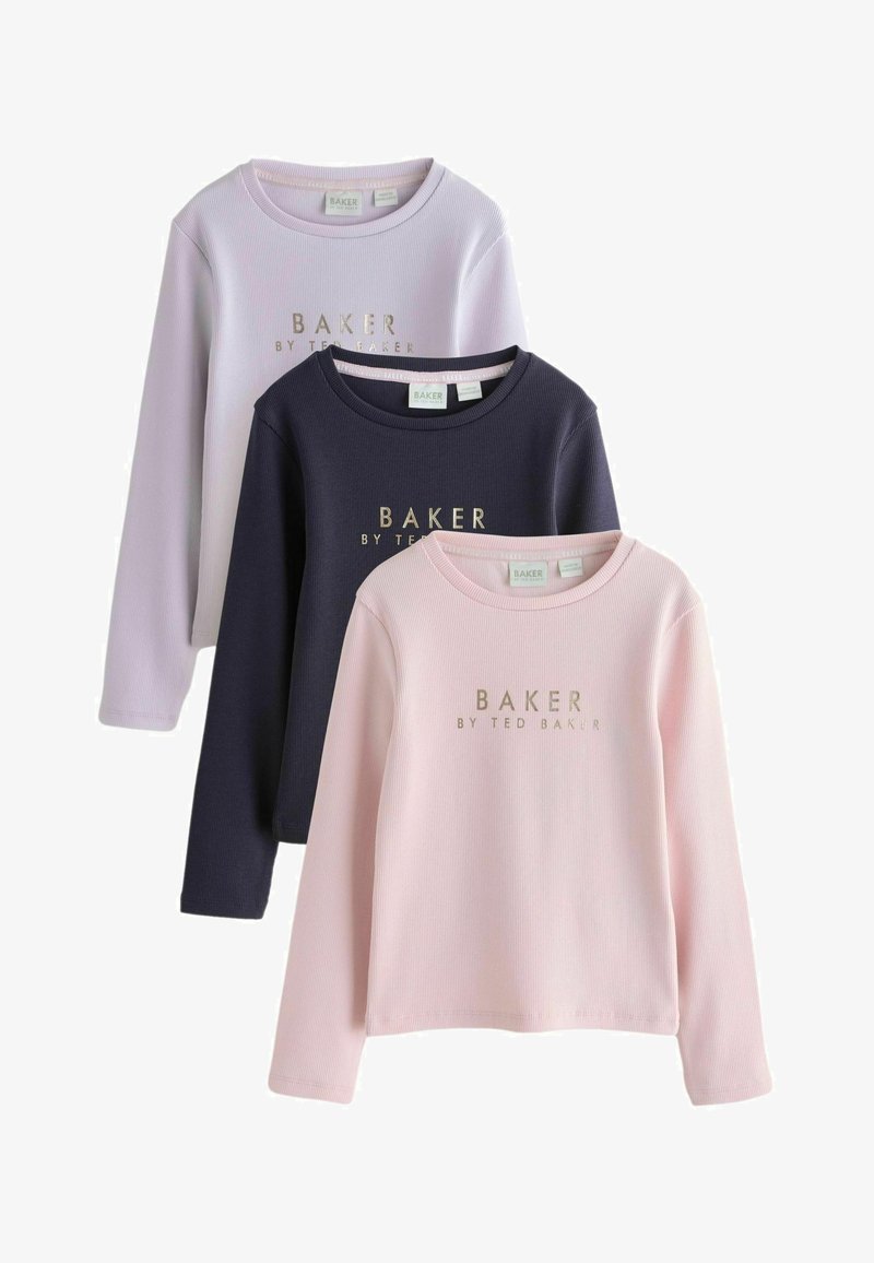 Set od tri majice dugih rukava od pamuka u svijetlo ljubičastoj, mornarsko plavoj i ružičastoj boji. Svaka ima zlatni logo "BAKER BY TED BAKER" na prednjoj strani.