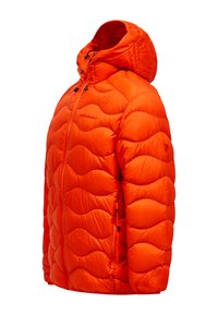 Giacca imbottita trapuntata di un arancione brillante con cappuccio, cerniera frontale e tasche laterali con cerniera, mostrata da un angolo a tre quarti.